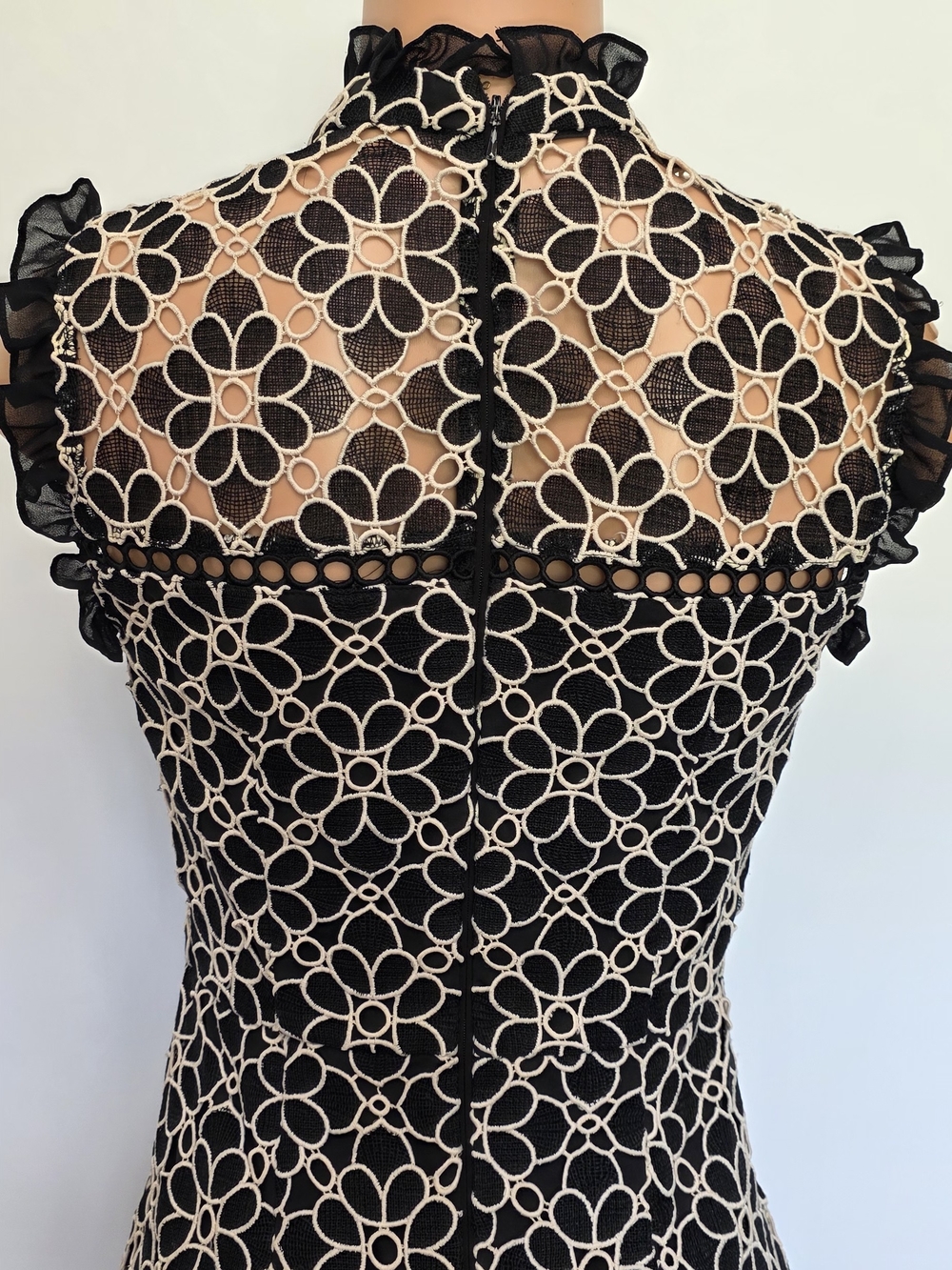 Ivory Lace Sheath Dress. Size 6 - Picture 8 of 17